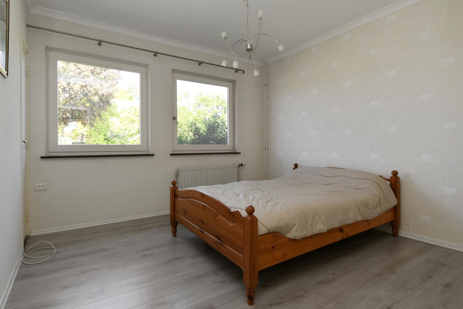 Verrassend ruime levensloopbestendige woning met vier slaapkamers, terras en souterrain met ruime hobbyruimte en inpandige garage. 