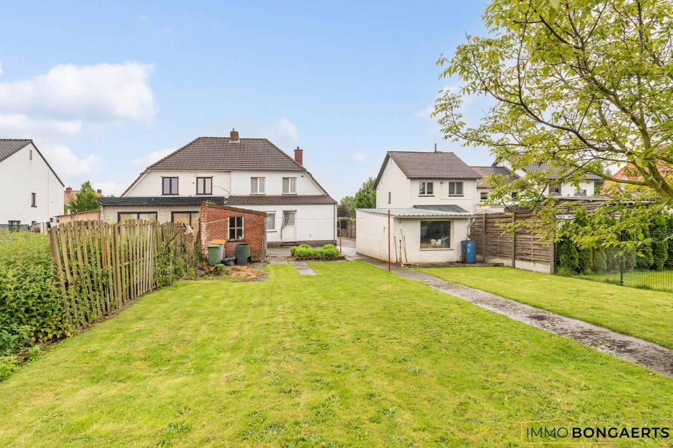 Ruime, instapklare woning (heropbouw 1994) met tuin, garage en drie slaapkamers. 