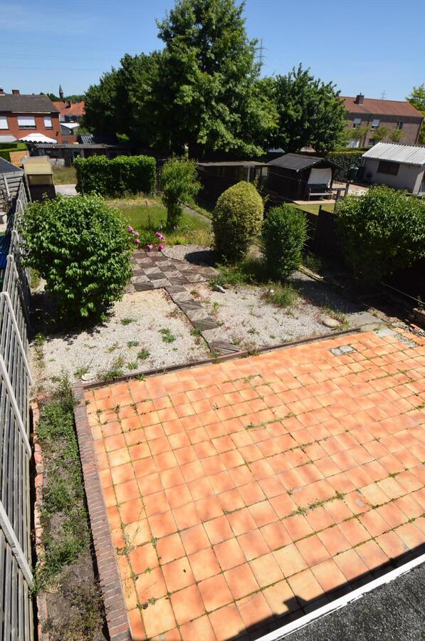 Ruime op te knappen woning met garage + zongerichte tuin, op 538 m² grond 