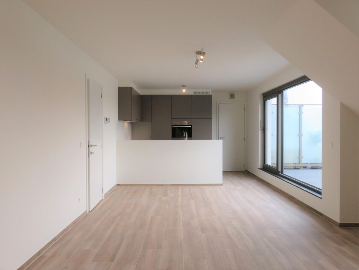 Dakappartement met 2 slaapkamers, terras en autostaanplaats! 