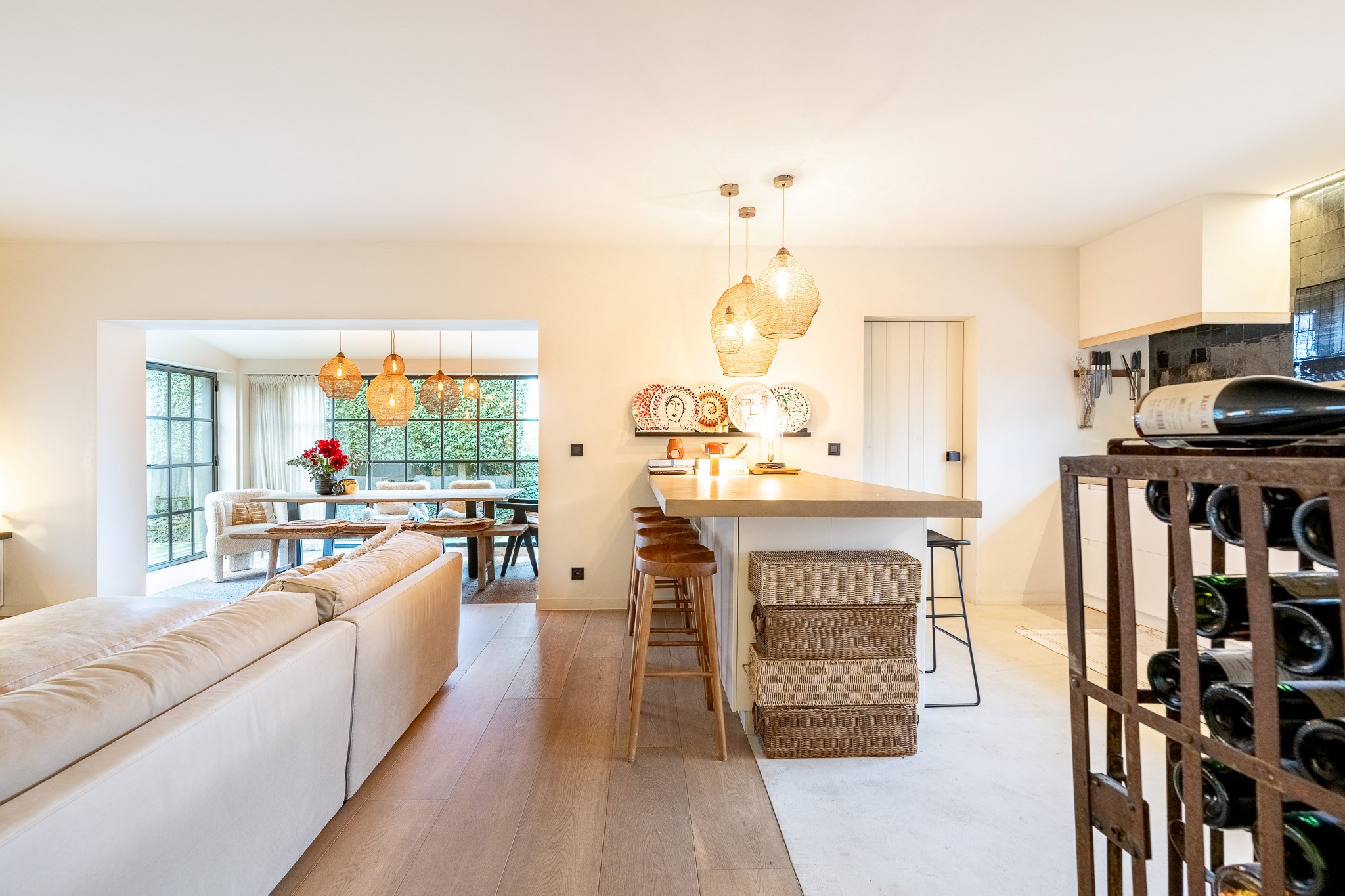 Située dans un quartier résidentiel calme et très prisé de Knokke, cette maison entièrement rénovée offre une combinaison parfaite de confort contemporain, de lumière et d'élégance raffinée. 