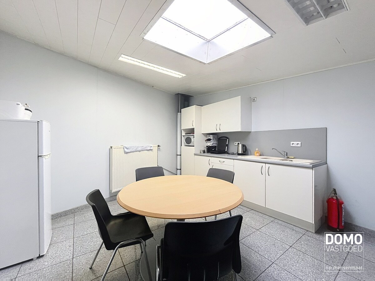 RUIM COMMERCIEEL GEBOUW VOORZIEN VAN TOONZAAL, KANTOREN EN OPSLAGPLAATS IN HERK-DE-STAD 