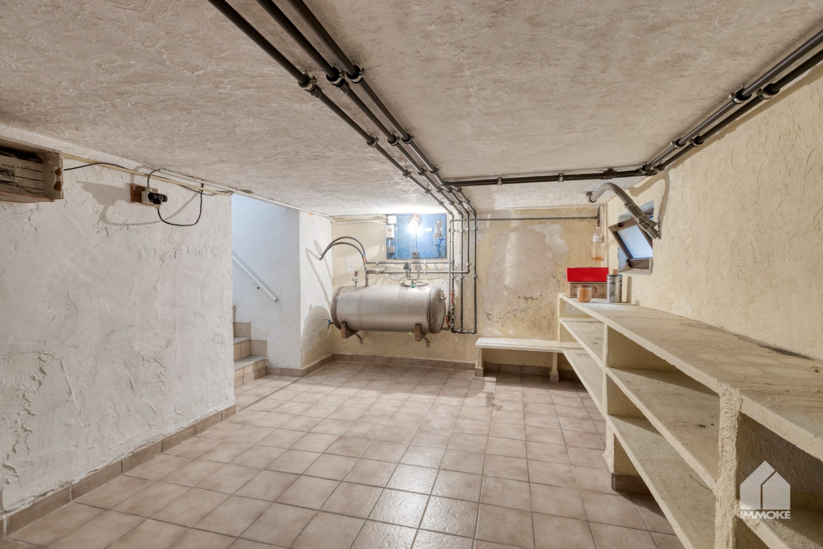 Te renoveren, gelijkvloerse woning op 13a 60ca met 2 slpk en garage. 
