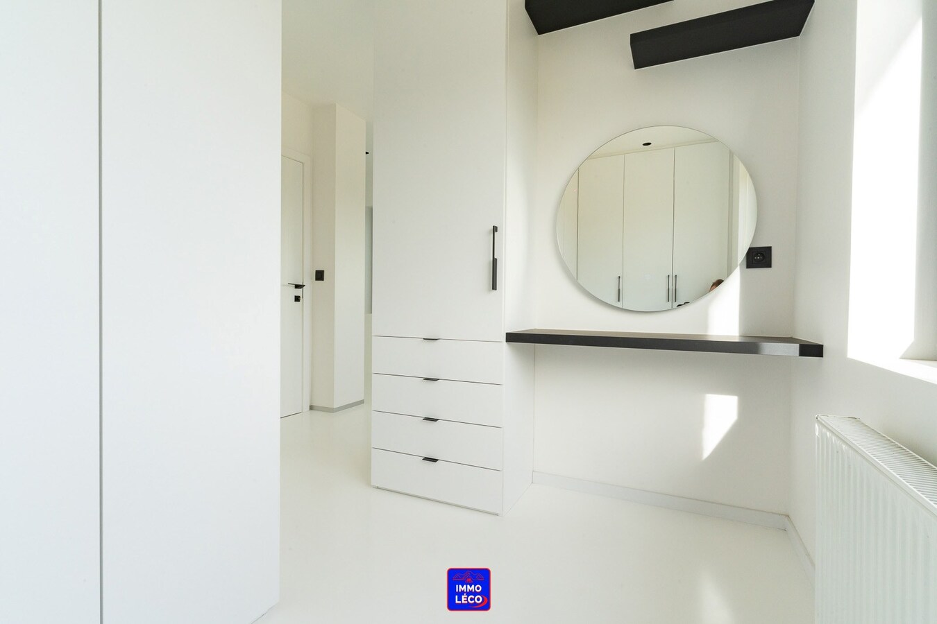 Villa "Semi Plain-Pied" érigée sur 1600m², grand parking, garage, jardin, COUP DE COEUR ! 