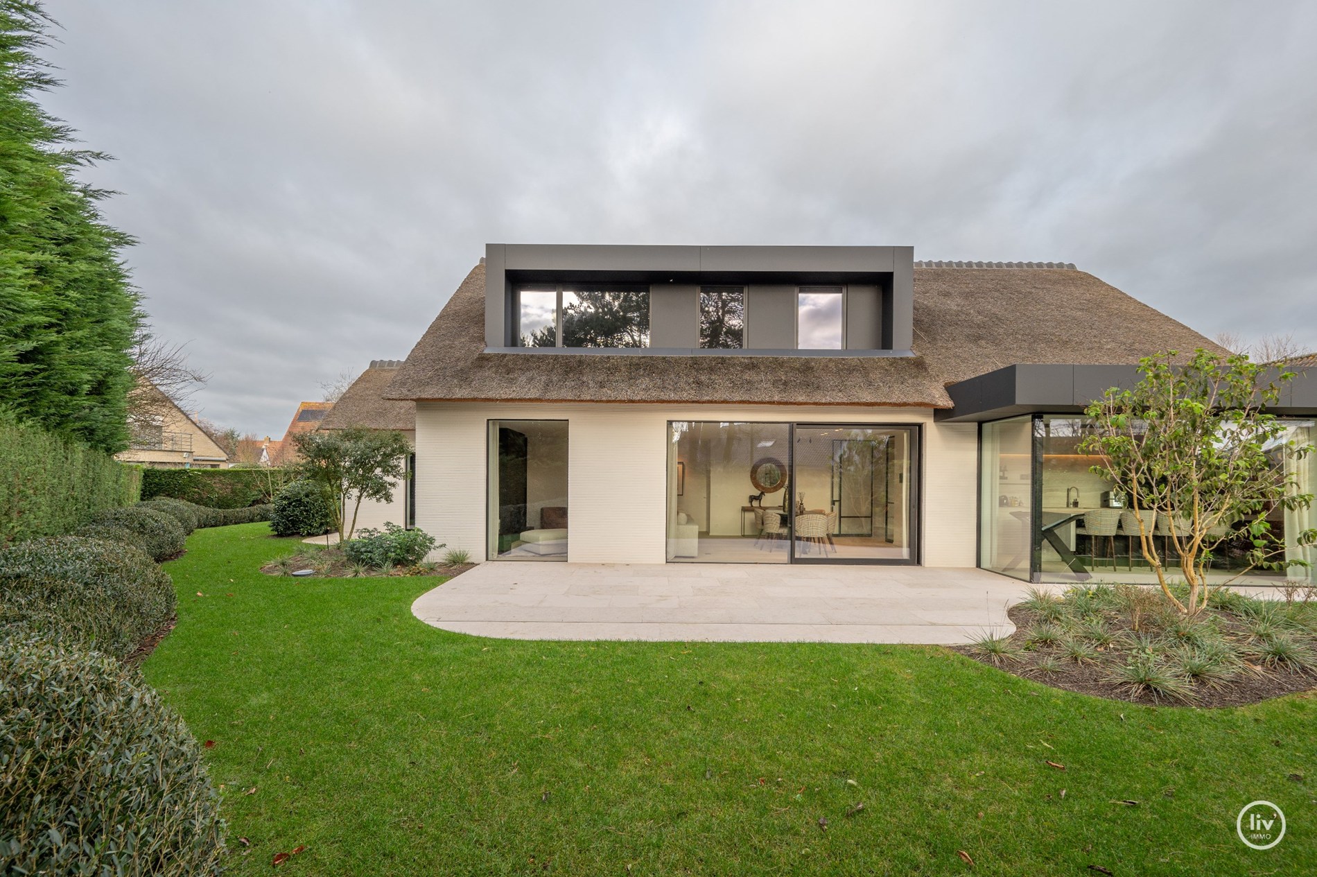Superbe villa charmante, entièrement rénovée et joliment située dans un quartier résidentiel calme à proximité du centre de Knokke. 