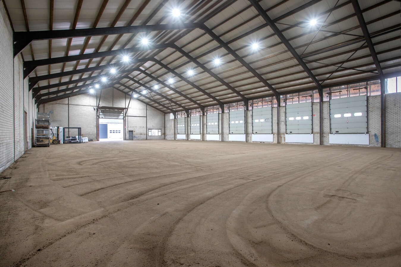 Te huur: “Opslag/overslaghal met buiten terrein”  aan de Rijt 31 te Luyksgestel, voorheen van KLG met buitenterrein. 