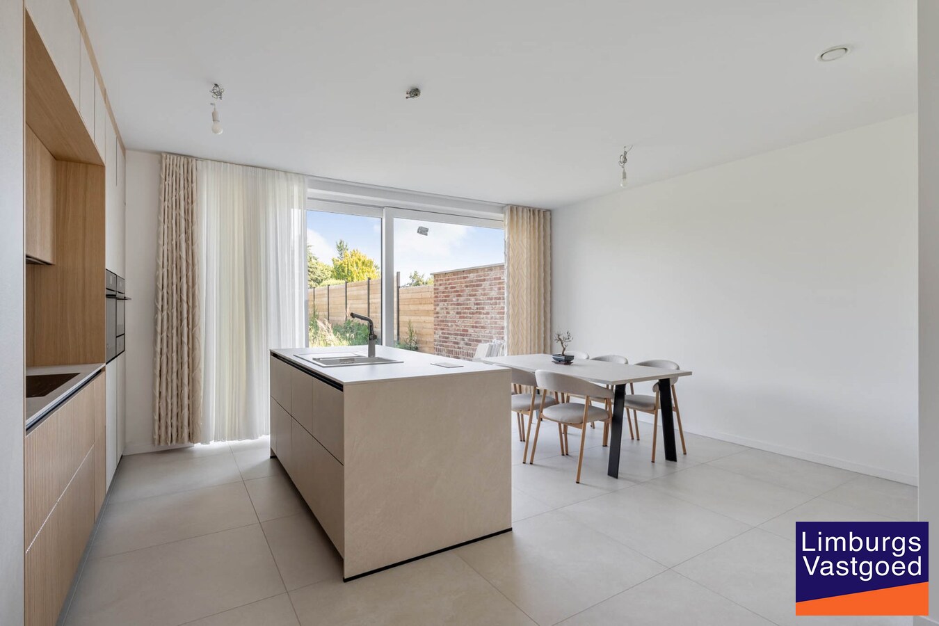 Moderne nieuwbouwwoning, 5 slpk, op een perceel van 4a31ca. 