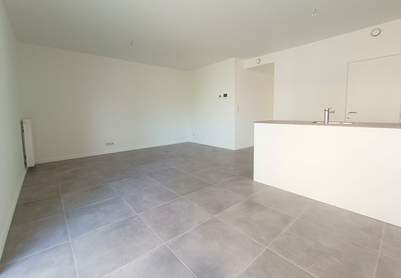 RECENT GELIJKVLOERS APPARTEMENT MET GROOT TERRAS EN AUTOSTAANPLAATS 