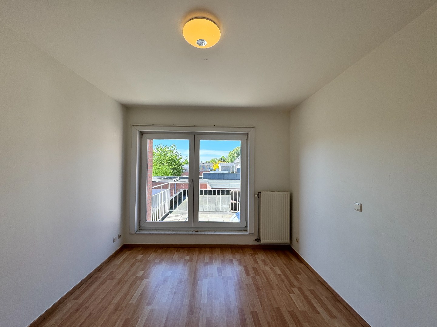 Appartement op de eerste verdieping met terras en garage te Zulte. 