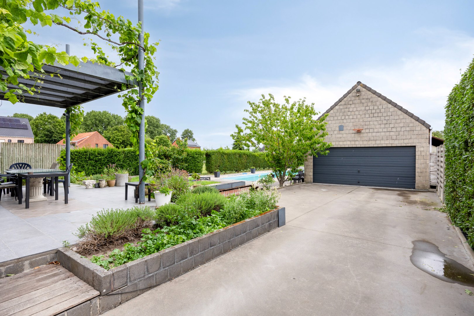 Villa met praktijkruimte op perceel van 1.817m² te Geel 