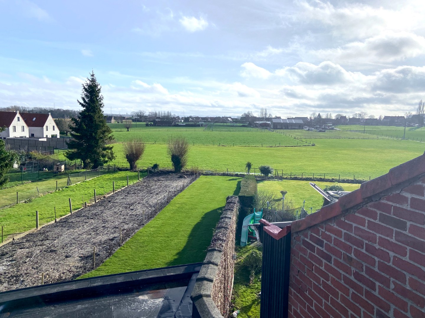 Volledig gerenoveerde centrumwoning in het hartje van Sint-Lodewijk op 442 m²! 