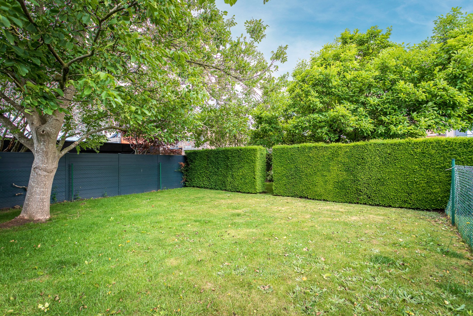 Verzorgde 3-gevelwoning met 3 slpk en tuin te Halle 