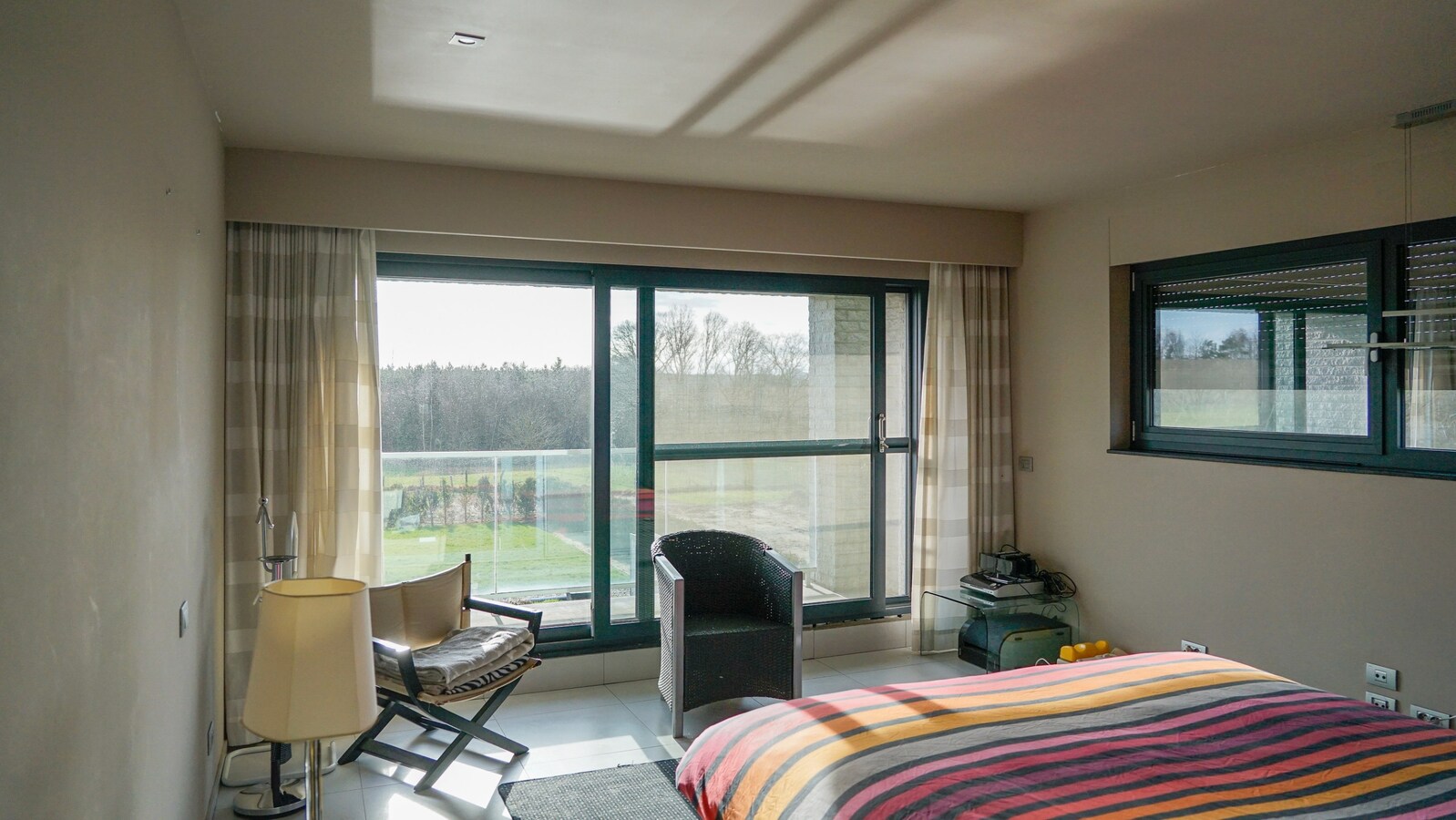 Dorne : moderne woning met parktijkruimte / bureel, volwaardige kelderverdieping, terras, zwemvijver en weide. Prachtig uitzicht. 