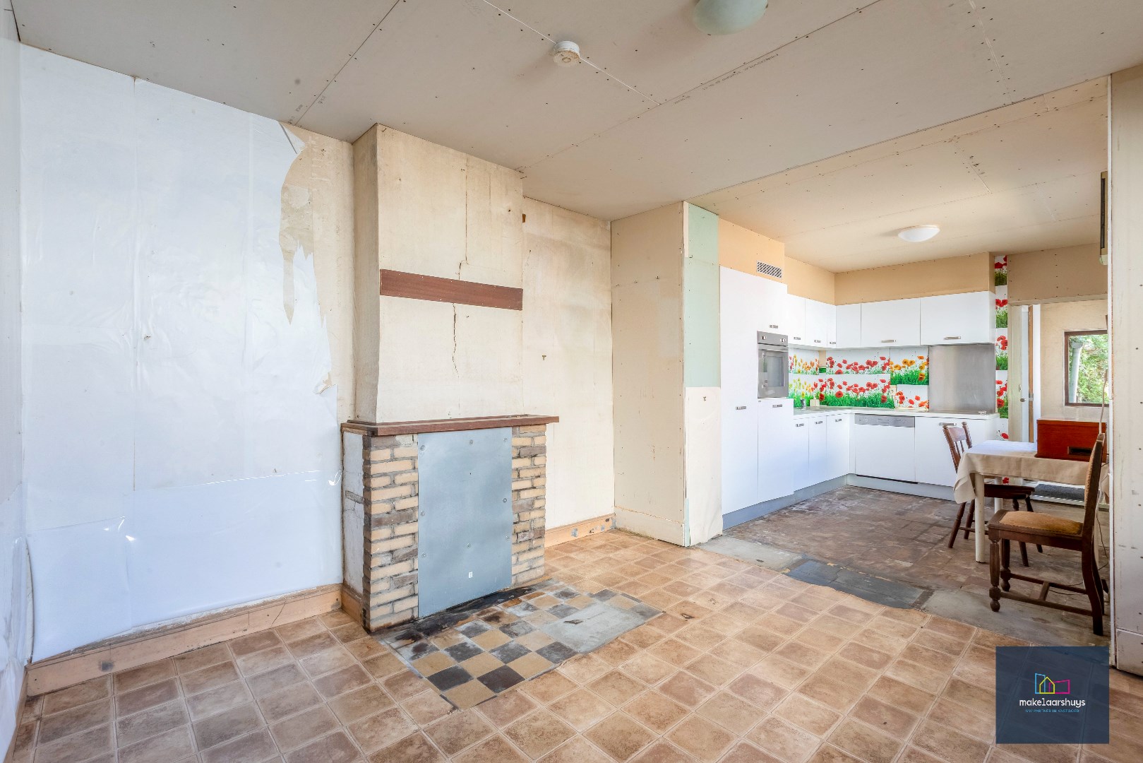 VERKOCHT !!! Residentieel gelegen  te renoveren halfopen bebouwing met tuin 