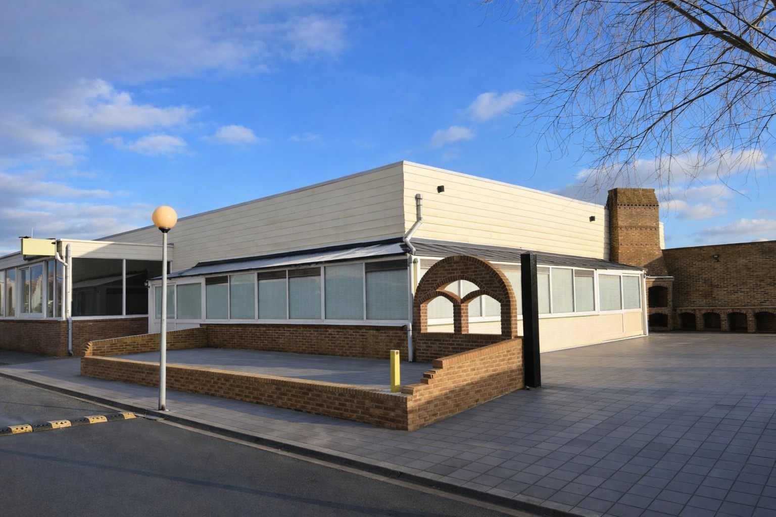 Unieke opportuniteit: horecazaak met 3 padelterreinen, terrassen en tuin te huur! 