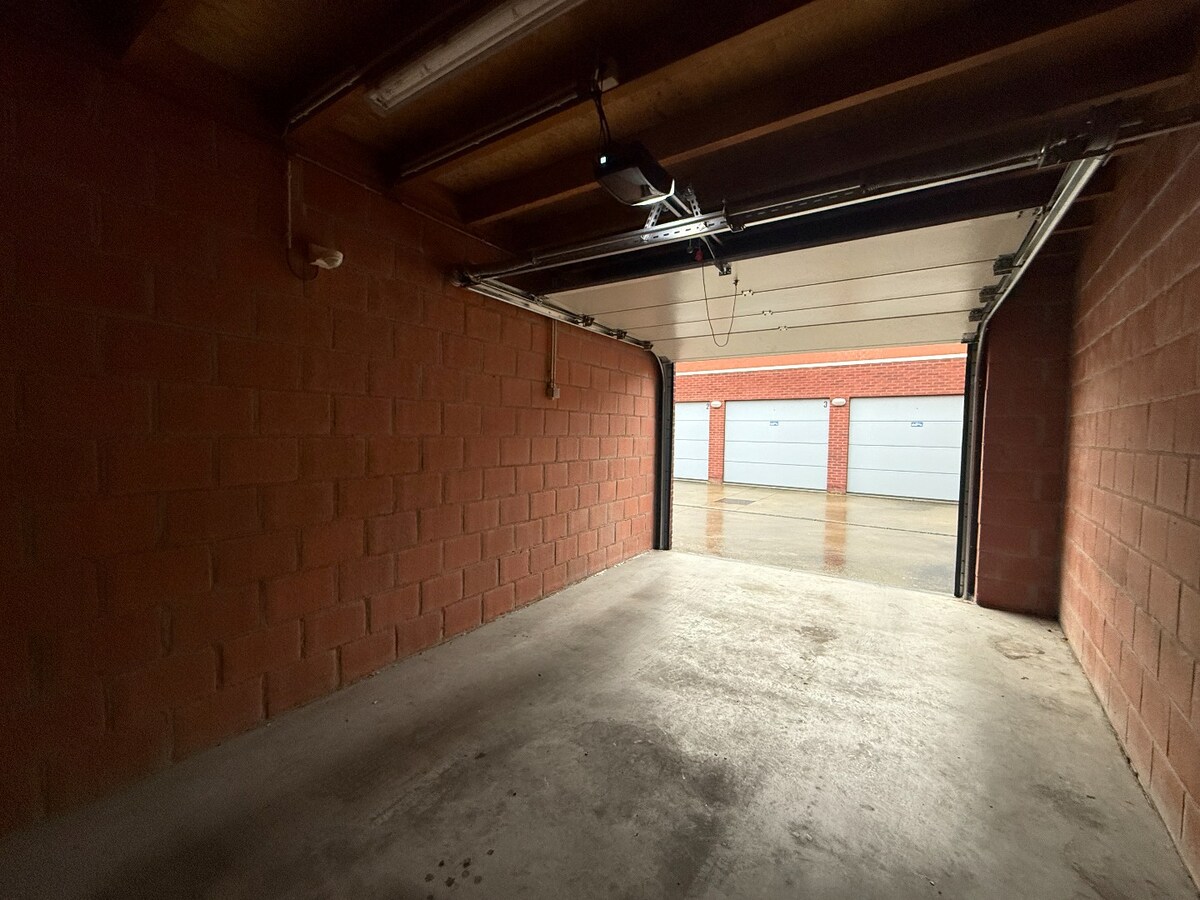 Afzonderlijke gemetste garage te huur centrum Roeselare 