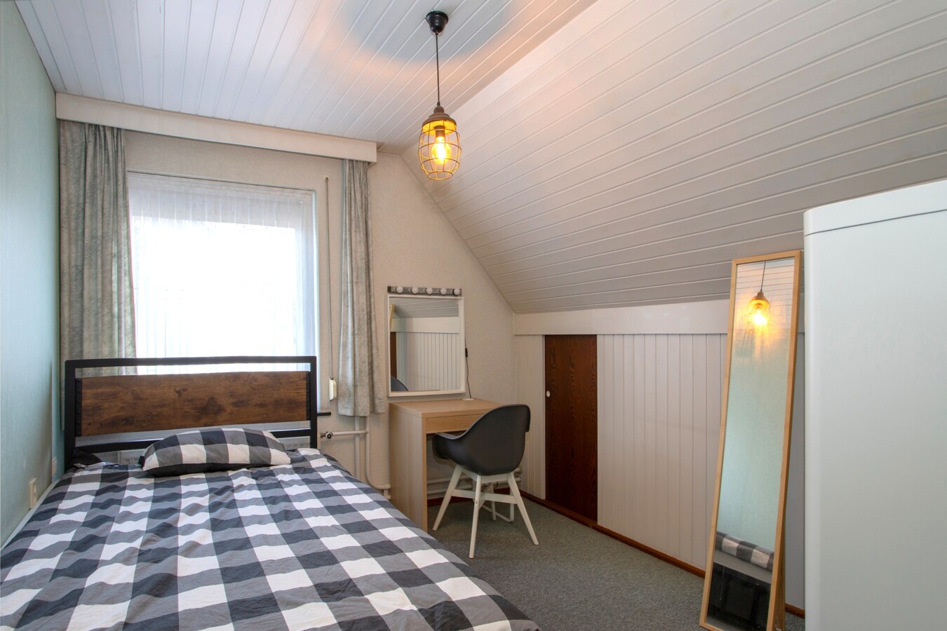 Degelijke vrijstaande woning met groot bijgebouw gelegen op een hoekperceel in Hooge Mierde. 