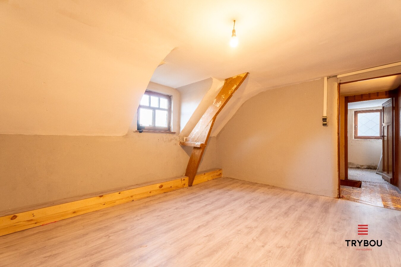 Te renoveren woning met garage en diepe tuin 