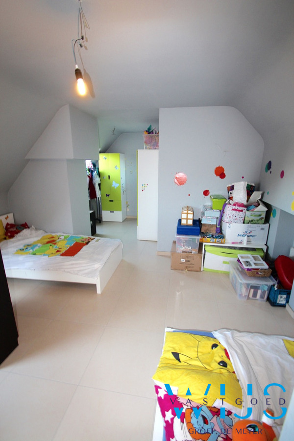 Lichtrijk dakappartement met aparte vrijstaande garage 