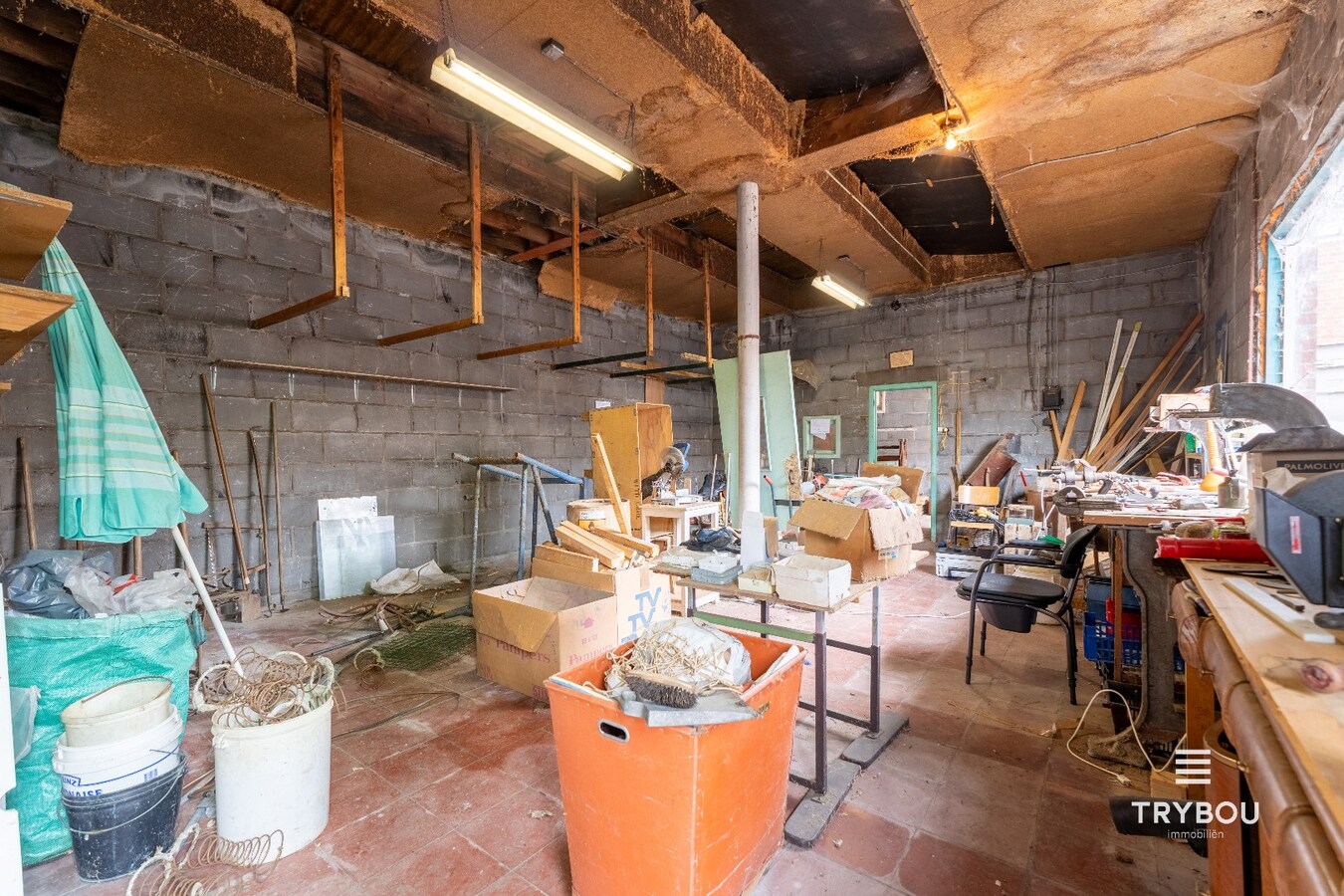 Ruime woning met winkelruimte, loods (optioneel) en garage 