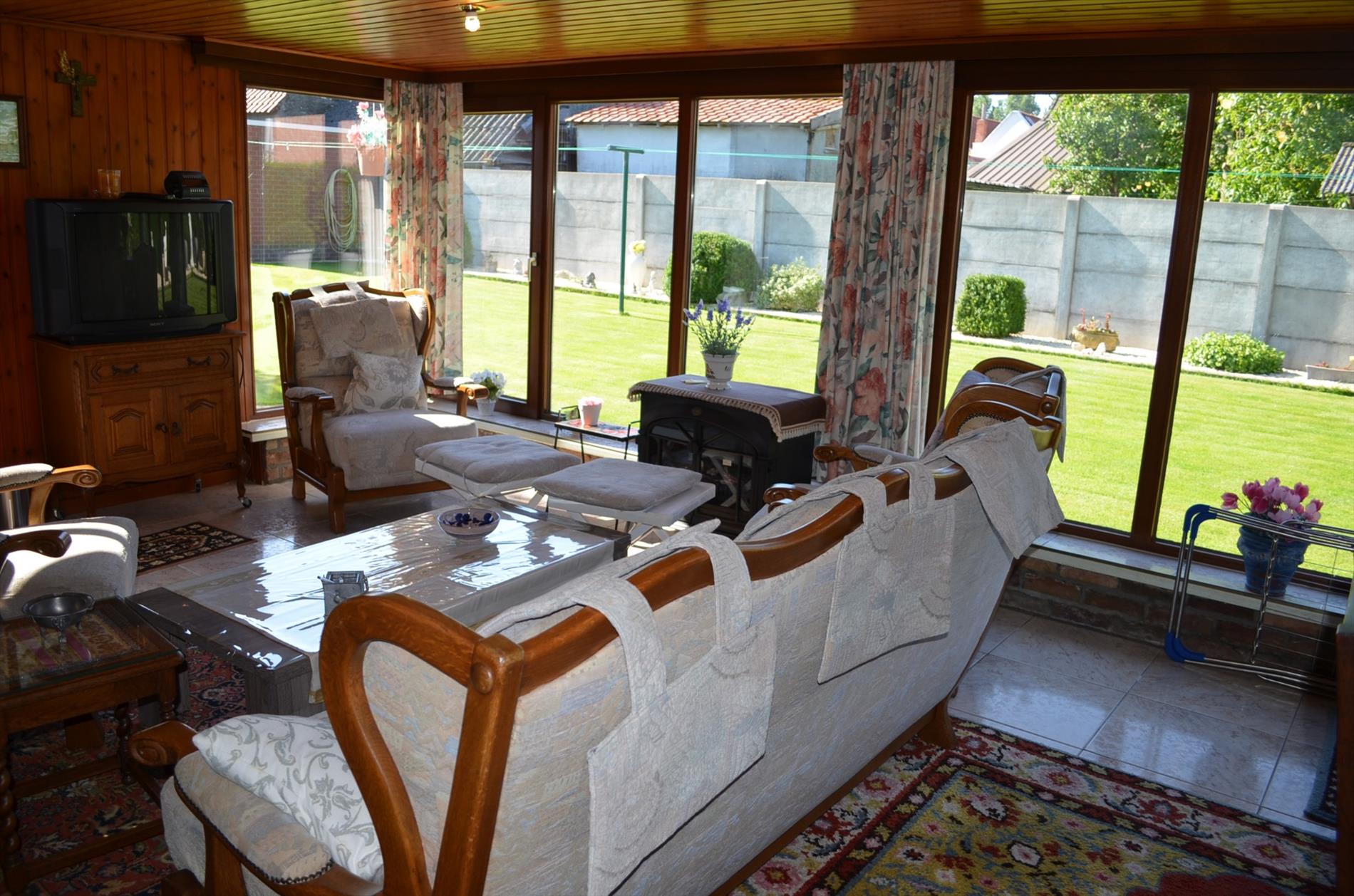 Landelijk gelegen woning op 911m² met bijgebouwen en 3 slpks te Maldegem 