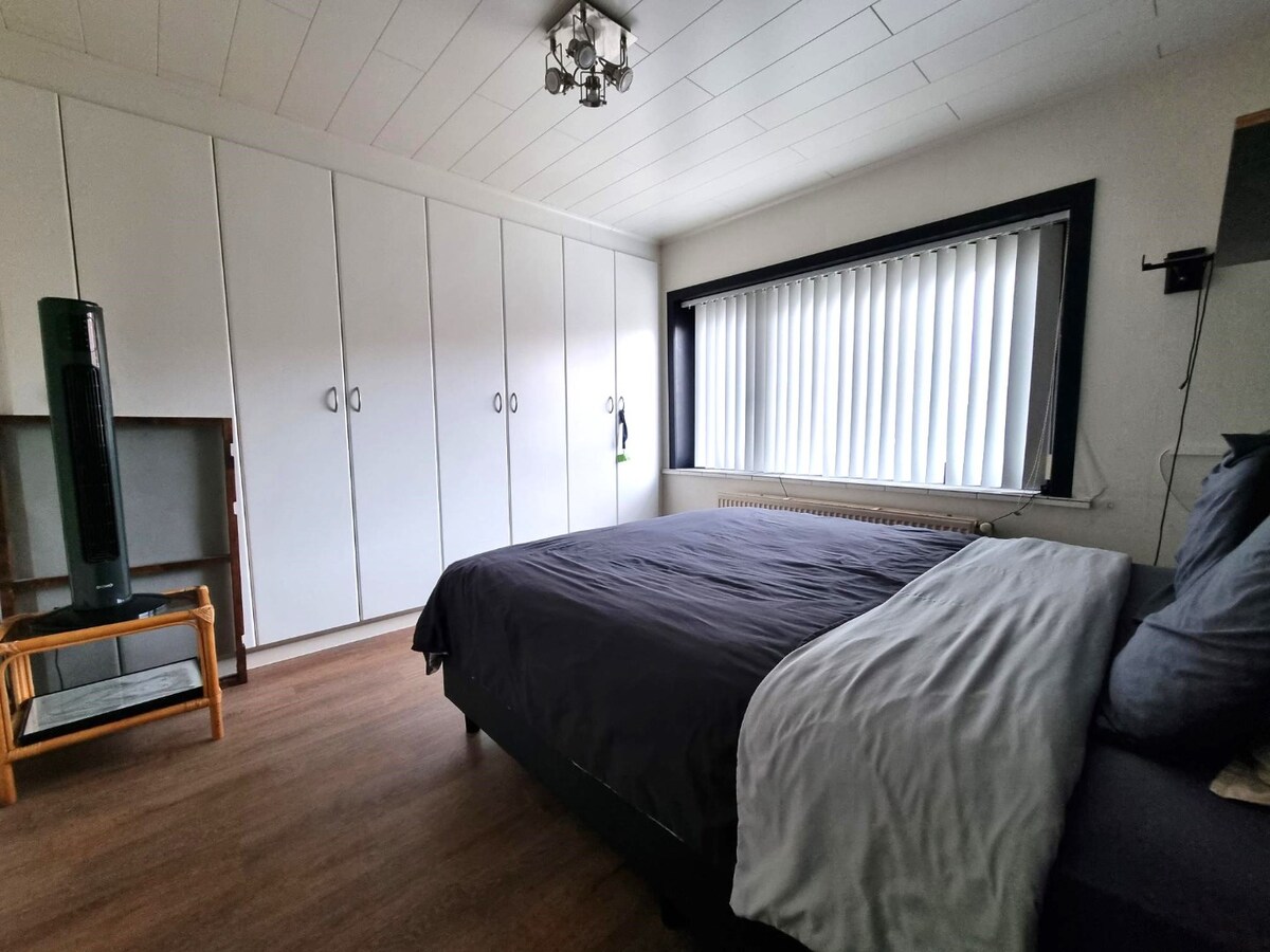 Halfopen woning met garage en dubbele oprit te Heist 