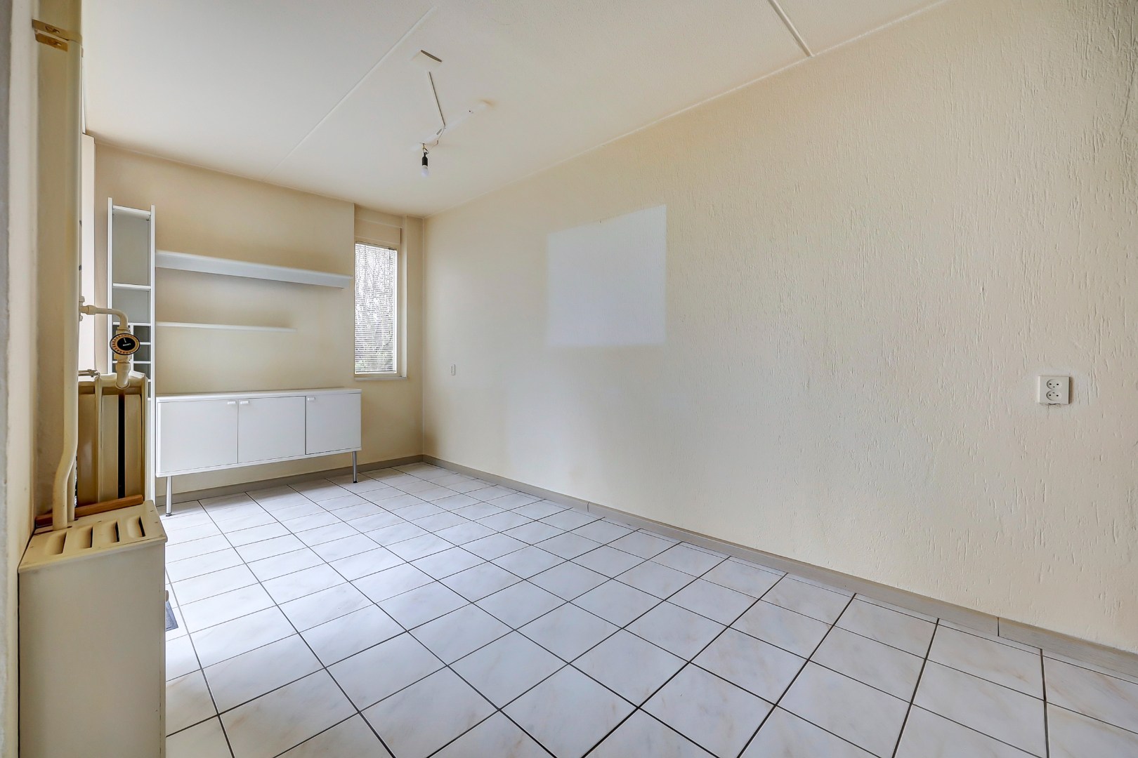 Ruime en lichte 2-onder-1-kap woning met parkeerplaats, garage, 3 slaapkamers, en zonnige tuin op het zuidwesten direct aan het water 