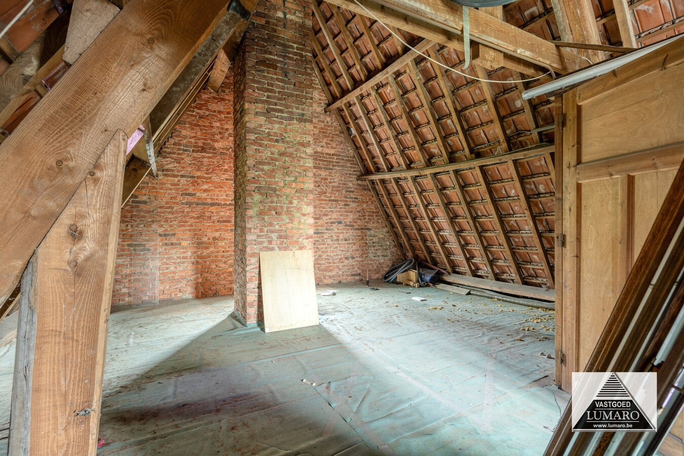 Charmante, op te knappen woning op perceel van 4.600 m² 