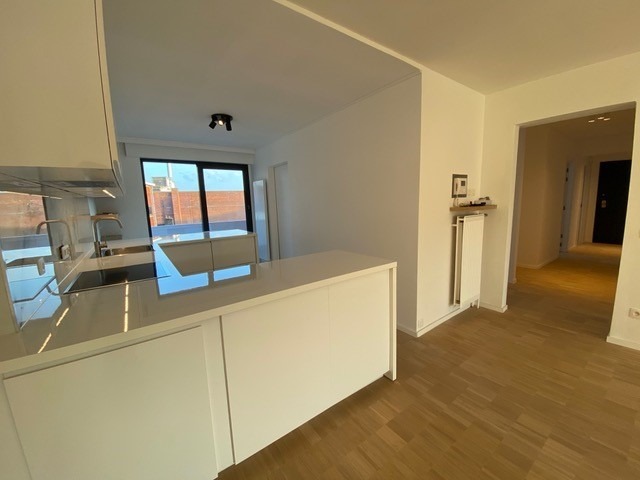 Palcentrum gelegen vernieuwd penthouse met zonneterras uitkijkend op de prachtige St-Michielskerk 