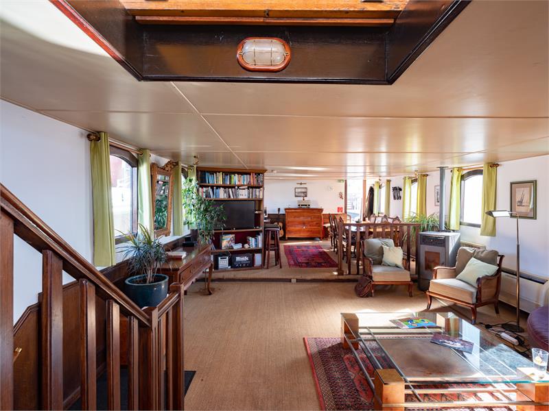 Woonschip met 5 slaapkamers en vaste ligplaats 