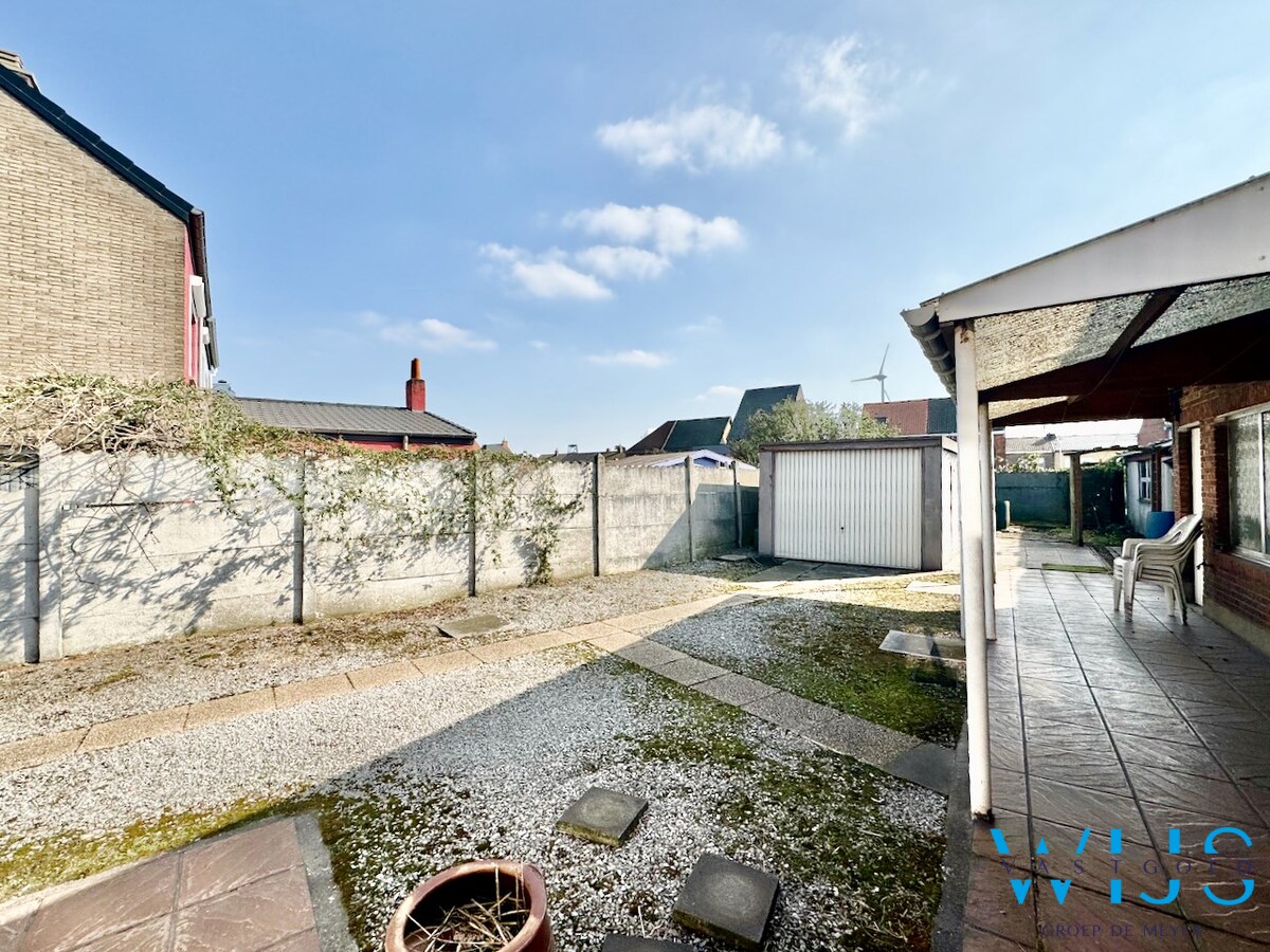 Op te frissen woning met tuin &amp; 2 garages te Rieme ! 