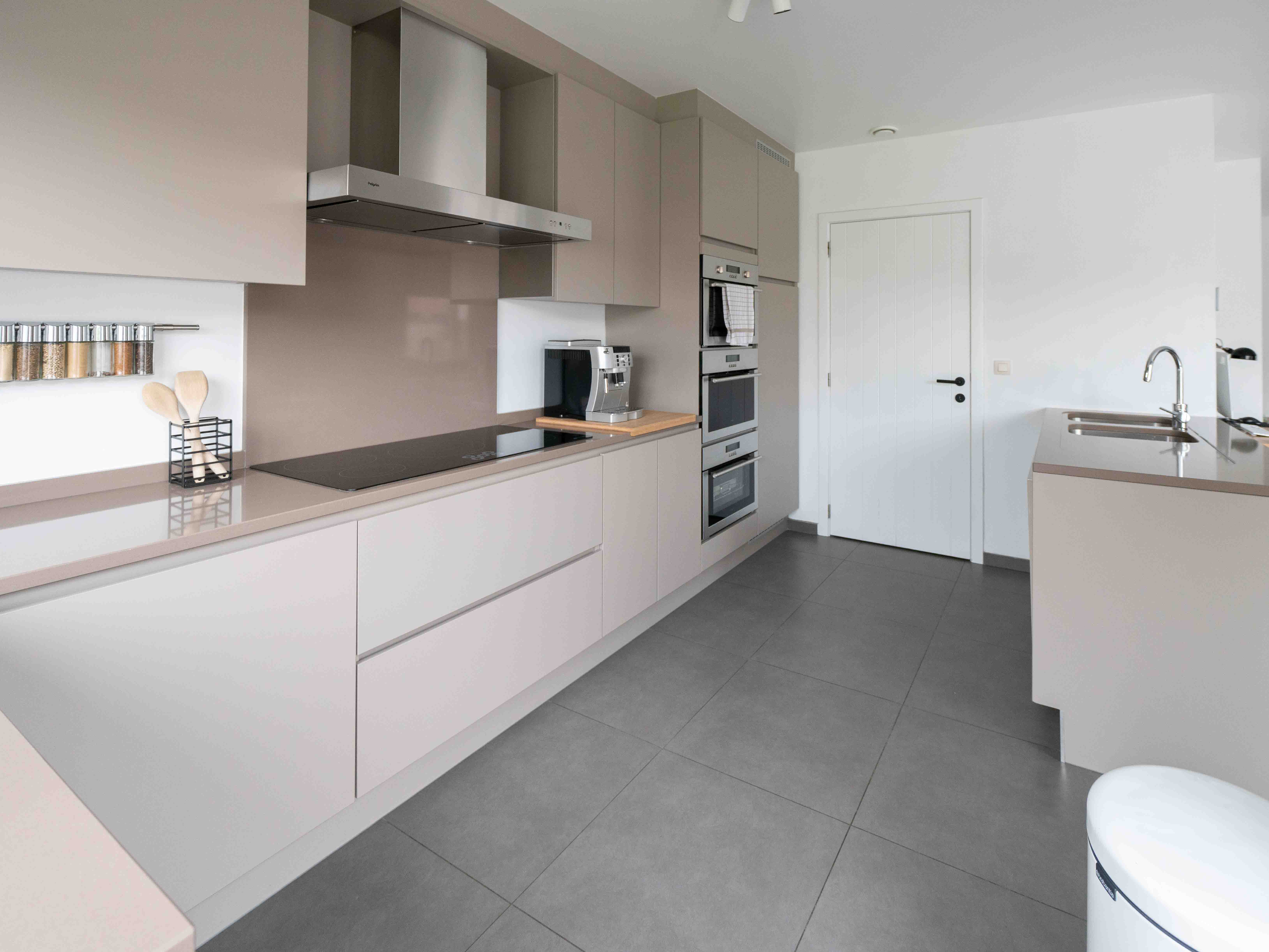 Recente woning met 7 kamers, 2 badkamers, garage en tuin 