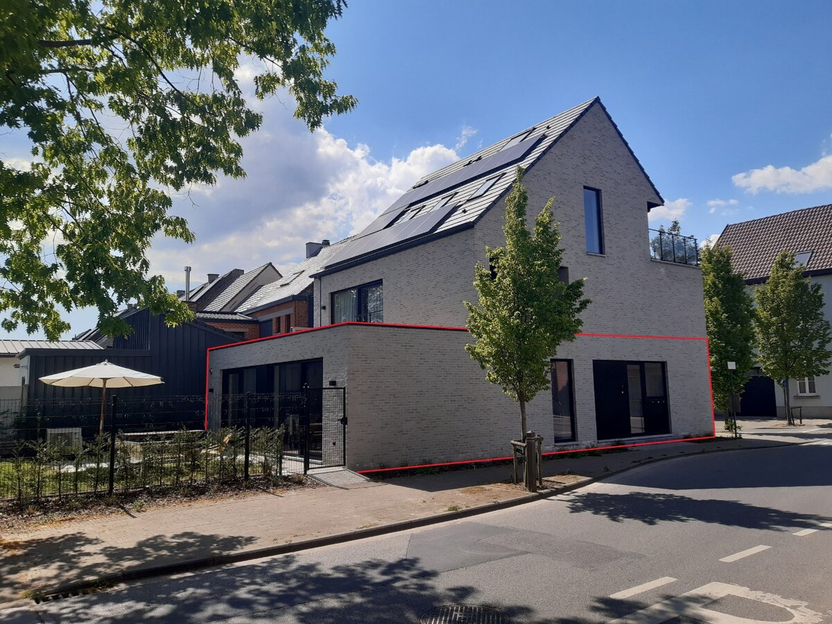 BEN-appartement met terras en tuintje. 