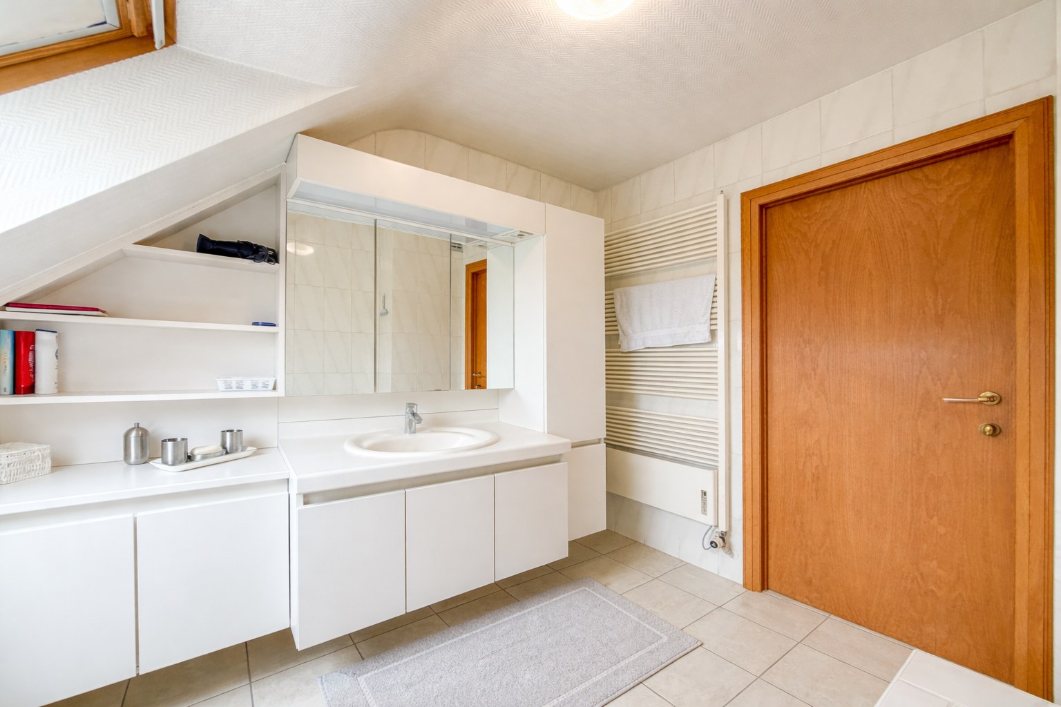 Villa op groot perceel met open zicht: 4 slaapkamers, 2 badkamers, grote tuin, topper te Torhout! 