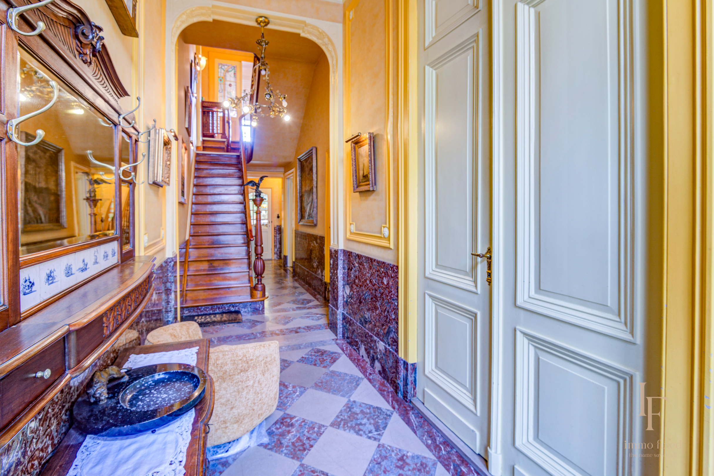 Een uitzonderlijk herenhuis met zes slaapkamers en een zuidgerichte stadstuin in hartje Antwerpen. 