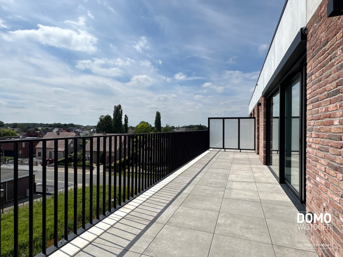 PENTHOUSE MET 2 SLAAPKAMERS, RUIM TERRAS EN AUTOSTANDPLAATS TE KERMT 