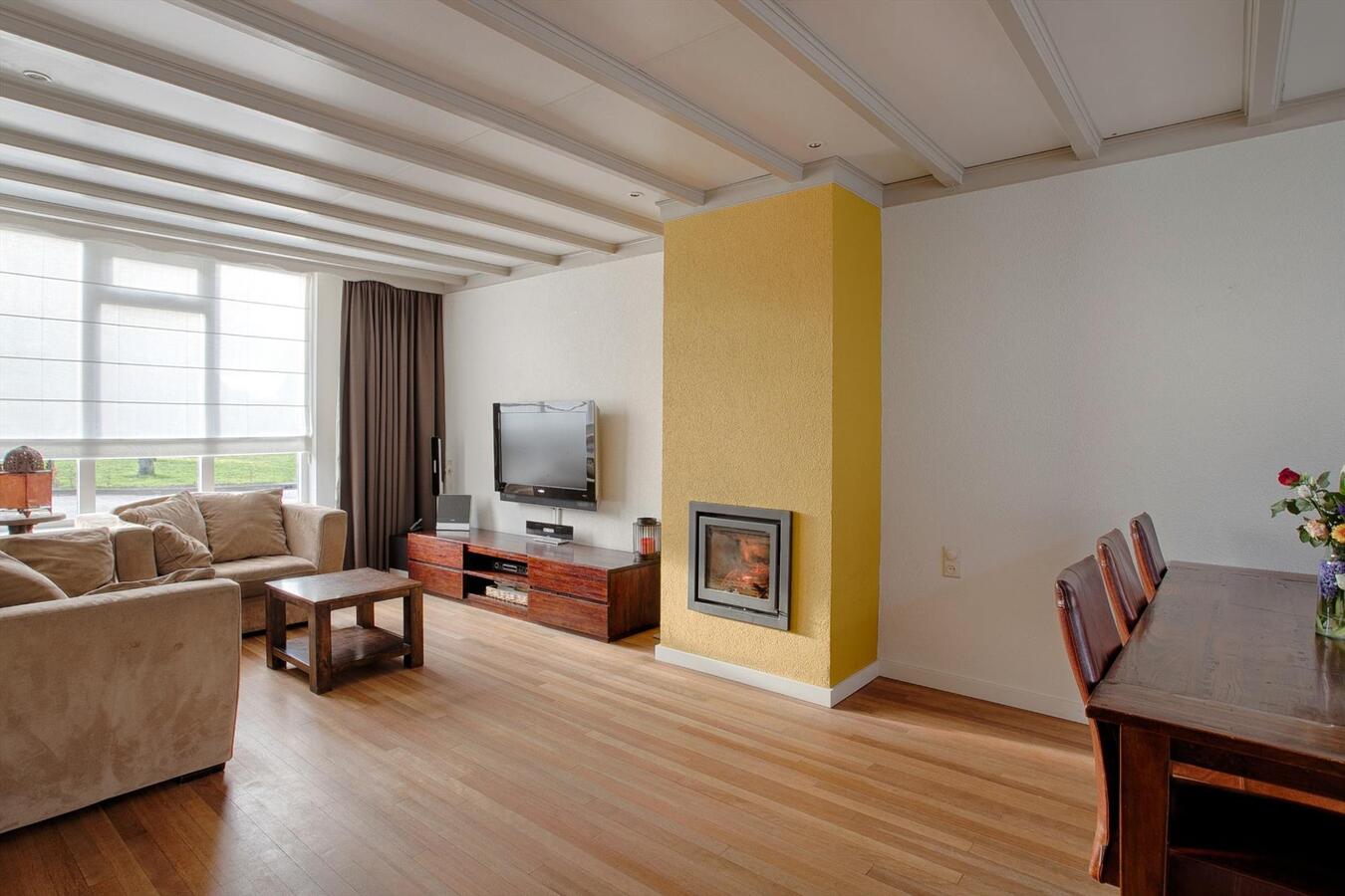 Ruim uitgebouwde hoekwoning met garage, berging, carport en vrije achterom gelegen in een rustige, kindvriendelijke straat tegenover een speelveld op 218 m² aan de Kievit 5 te Luyksgestel. 