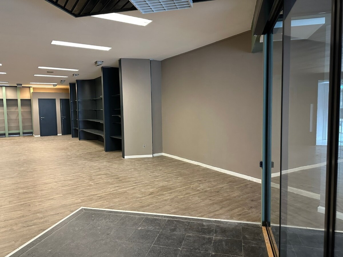 Handelsgelijkvloers, met mooie  etalage,  grote kelder 