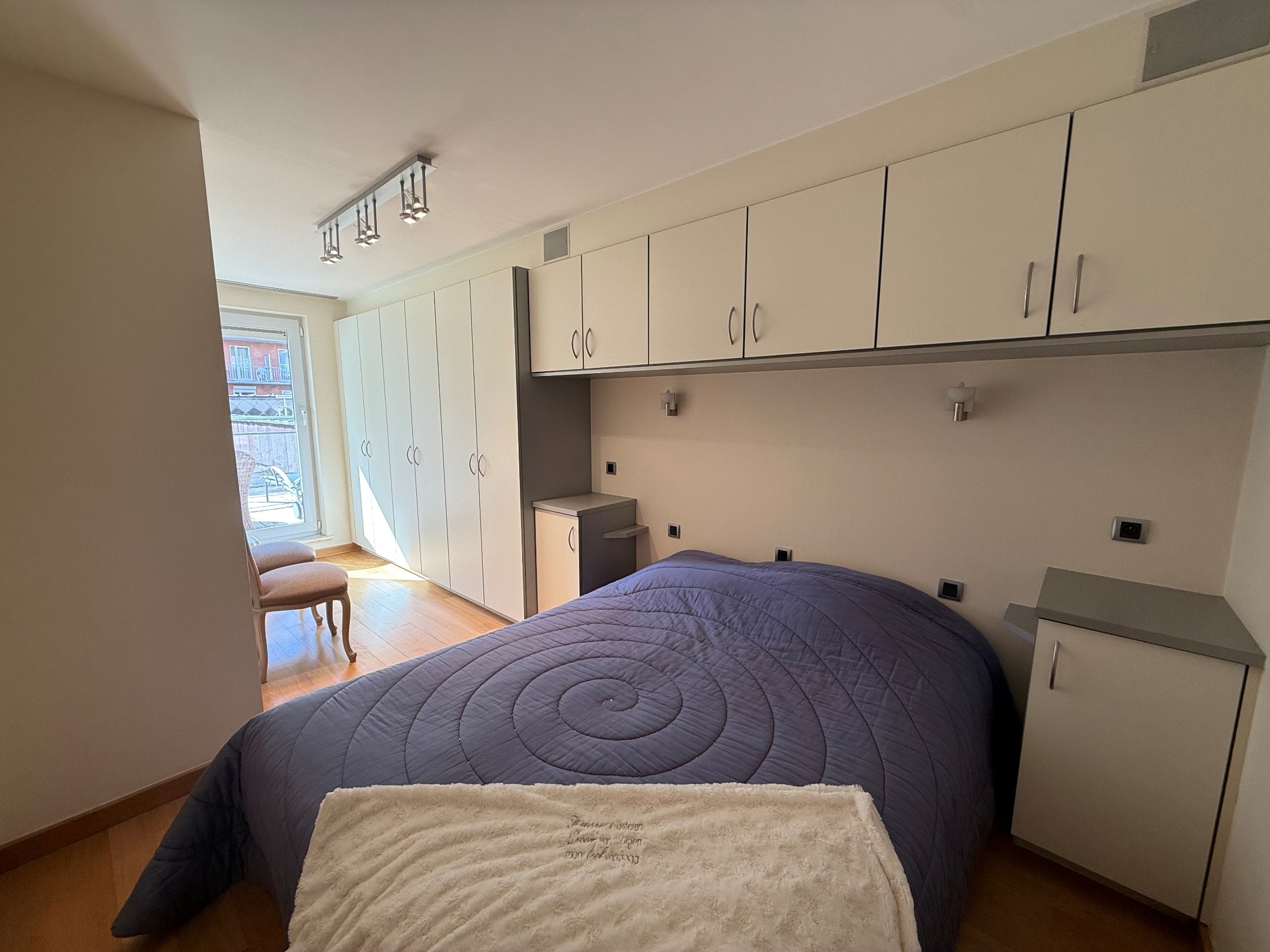 Meublé - Appartement idéalement situé et parfaitement entretenu avec 2 chambres et une grande terrasse situé dans l'avenue Van Bunnen. 