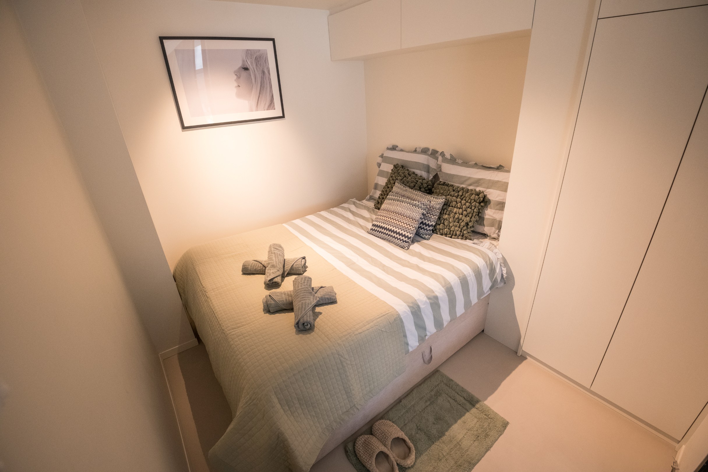 Dans un emplacement de choix, à quelques pas de la mer, se trouve cet appartement exclusif de plain-pied avec un jardin exceptionnellement spacieux et ensoleillé. Une combinaison rare de vie privée, d 