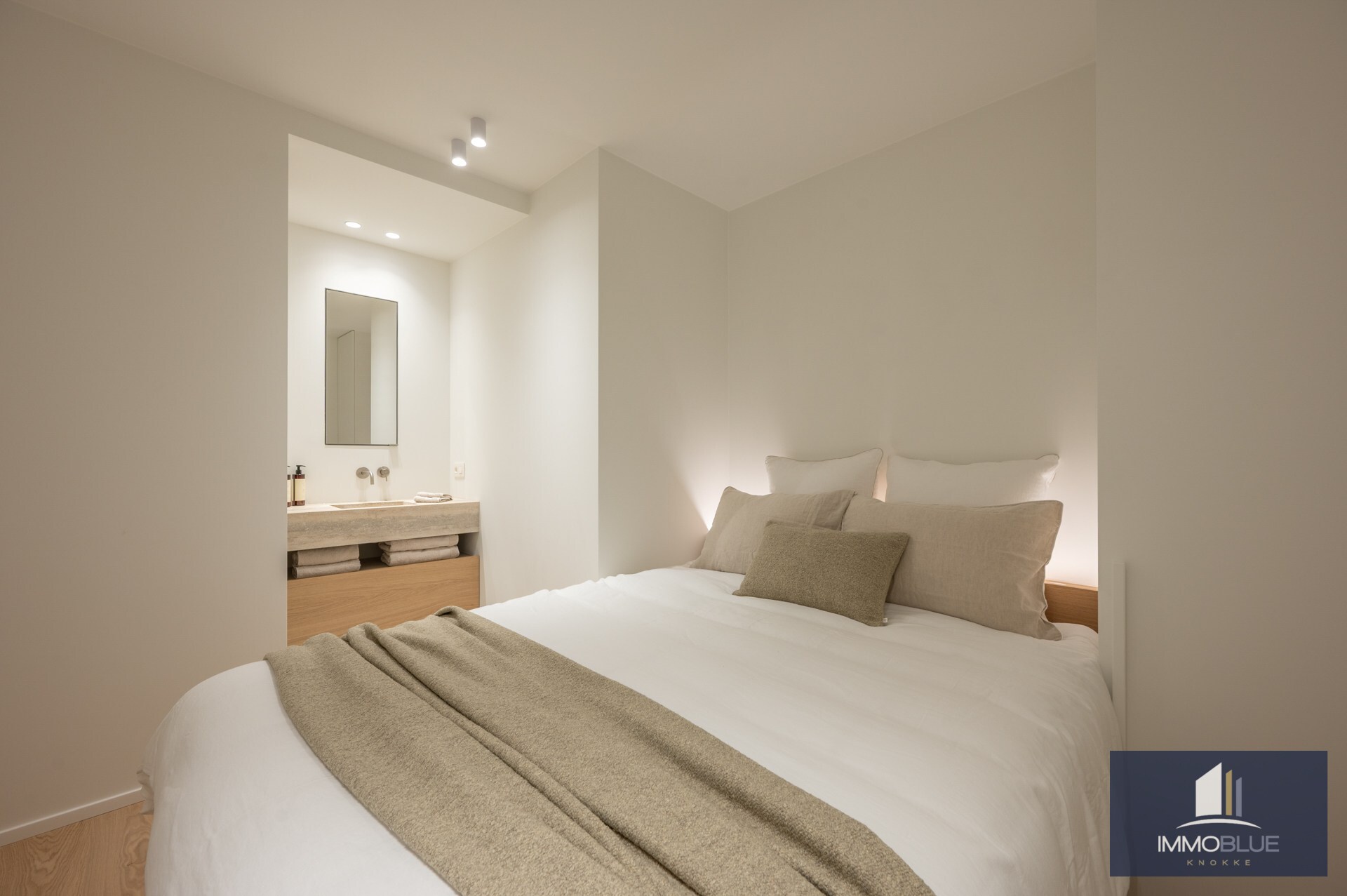 Appartement lumineux, entièrement rénové, avec trois chambres et une largeur de façade d’environ 5,5 mètres, idéalement situé à proximité de l’avenue Dumortier. 