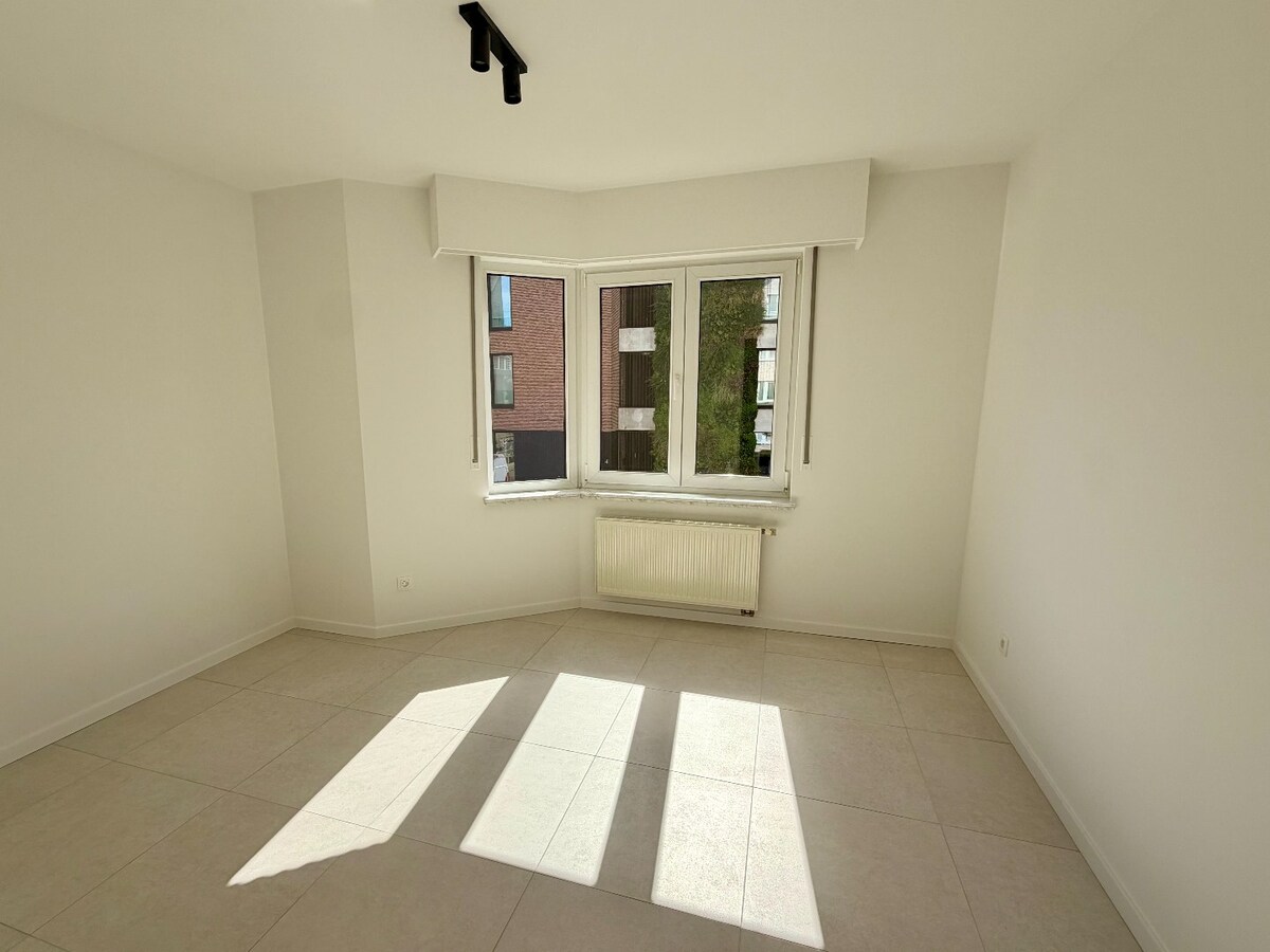 Volledig gerenoveerd en instapklaar appartement van 100 m² met grootte leefruimte en terras — centrum Bonheiden 