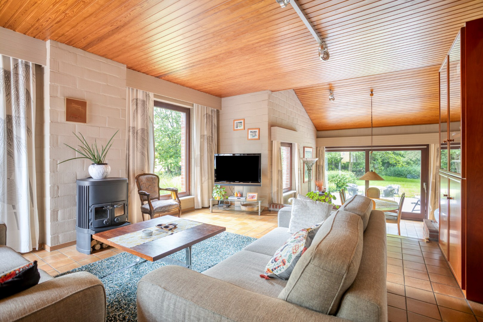 Woonkamer met doorgang eetkamer
