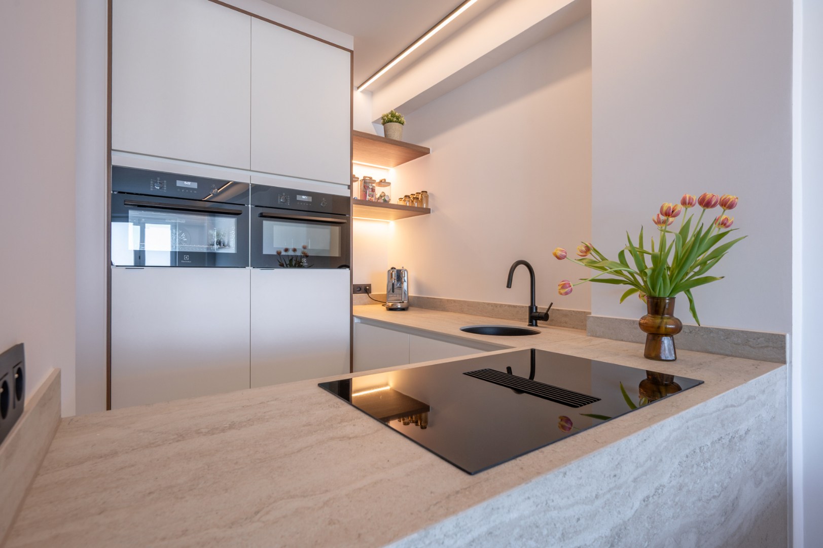 Volledig gerenoveerd appartement met FRONTAAL ZEEZICHT 