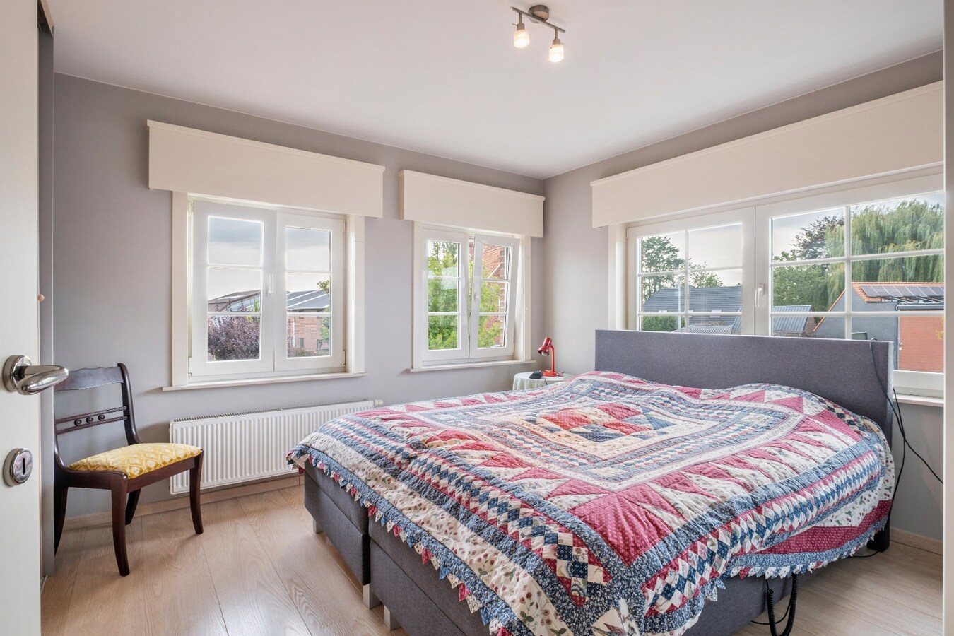Stijlvolle villa met zwembad op rustige locatie te Bissegem/Heule te koop ! 