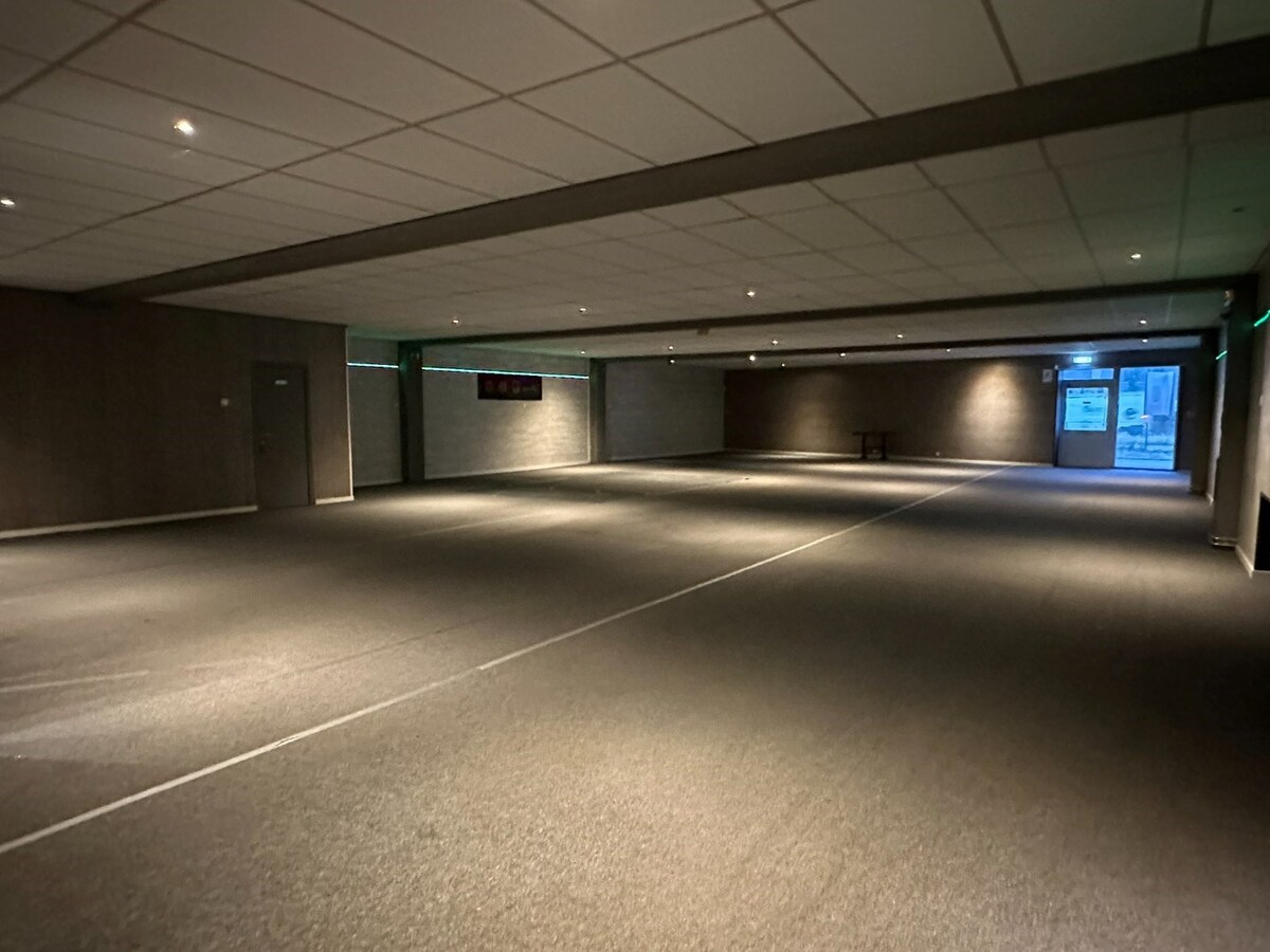 Handelspand 546 m² met veel mogelijkheden en 8 parkeerplaatsen 