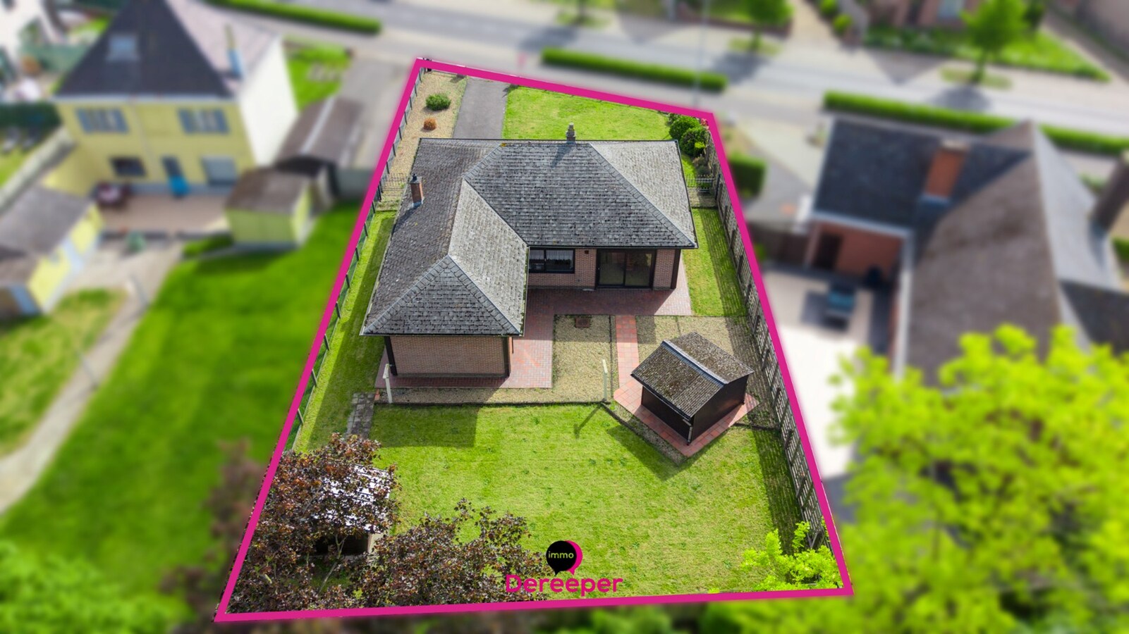 Te renoveren bungalow op ruim perceel van 678 m² 