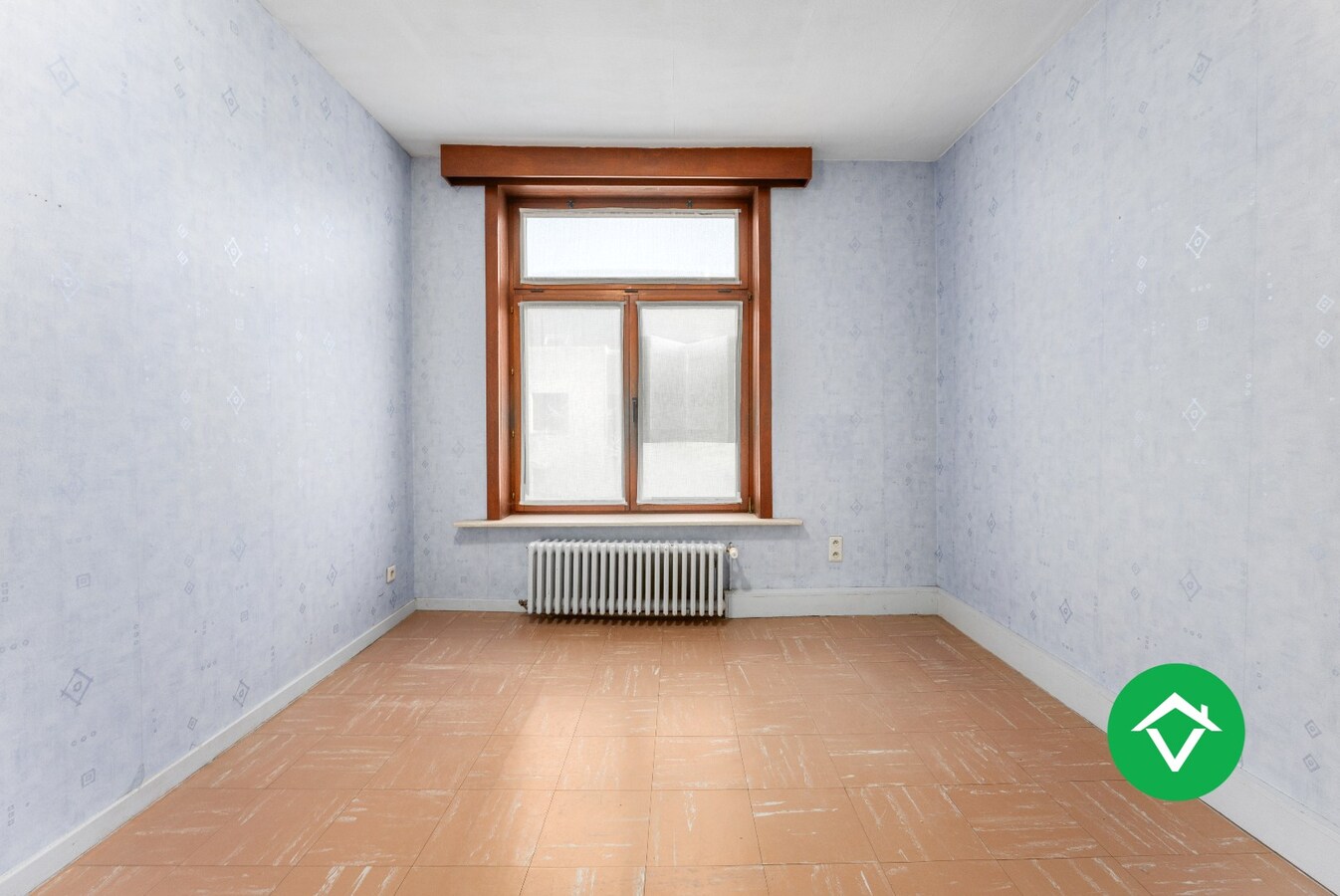 Ruim herenhuis met 4 slaapkamers en aparte garagebox in centrum Gistel 