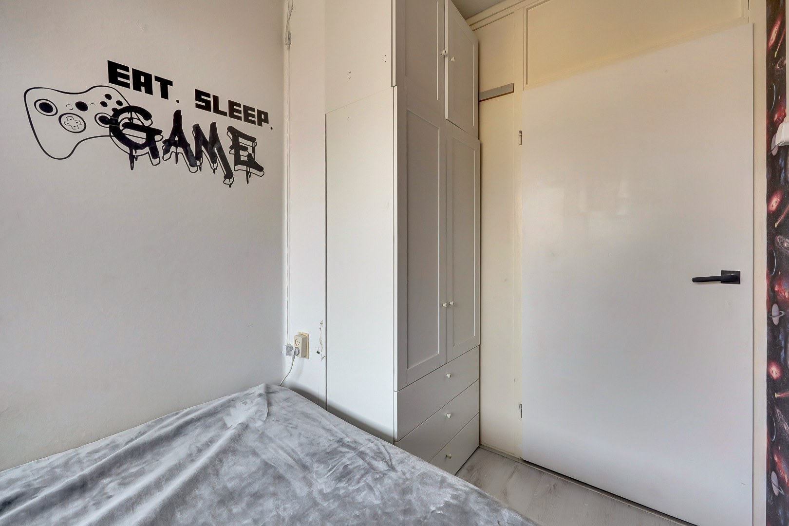 Dit lichte 4-kamer appartement op de 4e verdieping, met 3 slaapkamers, keurige keuken, balkon op het zuiden en berging in de onderbouw is gelegen in de populaire wijk "Ommoord". 