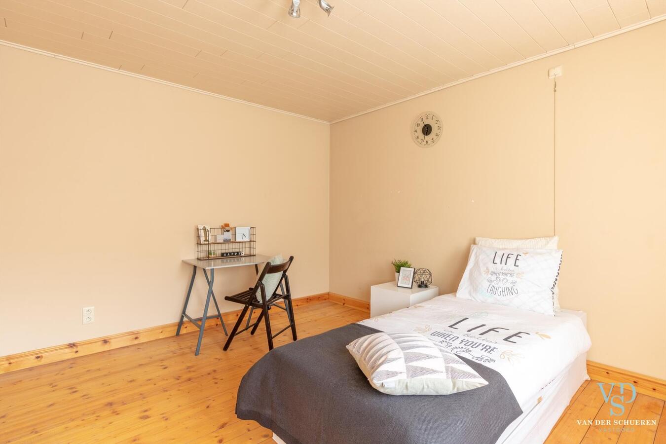 Praktische en degelijke woning in hartje Dikkelvenne . Bijzonder ruim ! 